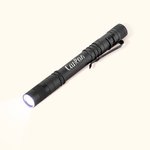 Spersonalizowana metalowa latarka LED z imieniem i nazwiskiem Wodoodporna latarka pierwszej pomocy wielokrotnego użytku Prezent dla funkcjonariusza policji i entuzjastów outdooru