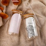 Vaso de cristal con pajita y bambú personalizado con el nombre de la vaca de las tierras altas multicolor Regalo de cumpleaños para los amantes de las
