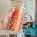 Vaso de cristal con pajita y bambú personalizado con el nombre de la vaca de las tierras altas multicolor Regalo de cumpleaños para los amantes de las