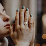 Henkilökohtainen Risti Syntymä Kukkakimppu Signet Ring Anna mennä ja anna Jumalan sormus Kristillinen kaiverrettu Korut Baptismal Äitienpäivä lahja na