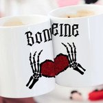 Paire de Mugs Gothiques Personnalisées avec Motif et Titre Son Roi et Sa Reine Cadeau d'Anniversaire St Valentin pour Couple