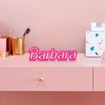 Personalisierte rosa Puppe inspiriert Stil 3D gedruckt Namensschild Schreibtisch Display Mädchen Party Geburtstag Geschenk für ihre Mode-Puppe Fan