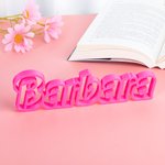 Personalisierte rosa Puppe inspiriert Stil 3D gedruckt Namensschild Schreibtisch Display Mädchen Party Geburtstag Geschenk für ihre Mode-Puppe Fan