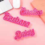 Personalisierte rosa Puppe inspiriert Stil 3D gedruckt Namensschild Schreibtisch Display Mädchen Party Geburtstag Geschenk für ihre Mode-Puppe Fan