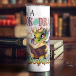 Personalisierte Ich bin Buch Drache 20oz Skinny Becher mit Strohhalm und Reinigungsbürste Cartoon Kaffeetasse Geburtstag Geschenk für Leser Drachenlie
