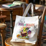 Personalizzato I Am A Book Dragon Cartoon Canvas Tote Bag con nome colorato Regalo di compleanno per lettori amanti dei draghi