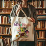 Personalizzato I Am A Book Dragon Cartoon Canvas Tote Bag con nome colorato Regalo di compleanno per lettori amanti dei draghi