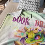 Couverture de Dessin Animé I Am A Book Dragon Personnalisée avec Nom Cadeau d'Anniversaire pour les Lecteurs Famille