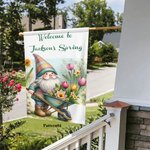 Bandiera da giardino personalizzata di benvenuto alla primavera con nome di piccolo gnomo Decorazione per il cortile del portico Regalo di benvenuto p