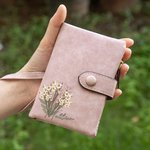 Portefeuille Triple en Cuir avec Bracelet Grande Capacité Accessoire Personnalisé Nom Fleur de Naissance Cadeau d'Anniversaire pour Femme