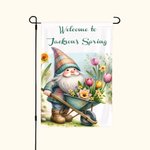 Bandiera da giardino personalizzata di benvenuto alla primavera con nome di piccolo gnomo Decorazione per il cortile del portico Regalo di benvenuto p
