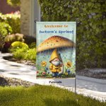 Bandiera da giardino personalizzata di benvenuto alla primavera con nome di piccolo gnomo Decorazione per il cortile del portico Regalo di benvenuto p
