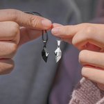 Gepersonaliseerde set van 2 bijpassende magnetische hartkettingen met gegraveerde initiële Valentijnsdag voor koppel