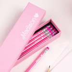 Set de 12 Crayons HB Personnalisé avec Nom à Cœur Set de Papeterie Rose Cadeau Rentrée Scolaire pour Enfant Fille Fan de Poupée Rose