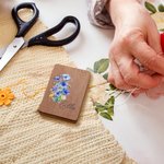 Personalisierte Aquarell Geburt Blume hölzerne Nadel Aufbewahrungsbox mit Magnet und eingravierten Namen Muttertag Geburtstag Geschenk für Näh-Enthusi