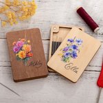Personalisierte Aquarell Geburt Blume hölzerne Nadel Aufbewahrungsbox mit Magnet und eingravierten Namen Muttertag Geburtstag Geschenk für Näh-Enthusi