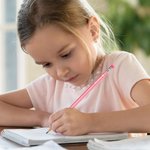 Set de 12 Crayons HB Personnalisé avec Nom à Cœur Set de Papeterie Rose Cadeau Rentrée Scolaire pour Enfant Fille Fan de Poupée Rose