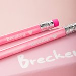 Set de 12 Crayons HB Personnalisé avec Nom à Cœur Set de Papeterie Rose Cadeau Rentrée Scolaire pour Enfant Fille Fan de Poupée Rose