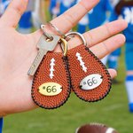 Personalisierte Leder-texturierte Fußball Schlüsselanhänger Tasche Tag mit Nummer Platte Sport Thema Accessoire Geschenk für Fußballspieler Sport-Enth