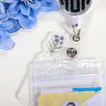 Décor Badge Personnalisé avec Fleur de Naissance Accessoire Créatif en Acrylique pour Carte d'Identité Cadeau pour Enseignant Médecin Infirmier