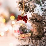 Personalizzato rustico Natale chiaro palla di plastica appeso Ornamento con agrifoglio e testo Albero di Natale Decor regalo per la famiglia