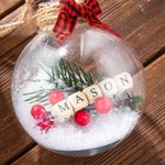 Personalizzato rustico Natale chiaro palla di plastica appeso Ornamento con agrifoglio e testo Albero di Natale Decor regalo per la famiglia