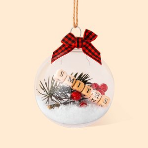 Personalisierte rustikale Weihnachten klare Kunststoffkugel hängenden Ornament mit Holly und Text Weihnachtsbaumschmuck Geschenk für Familie