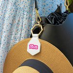 Clip en Cuir Personnalisé avec Nom de Style Poupée Rose Pince de Chapeau Accessoire de Voyage Cadeau pour Femme
