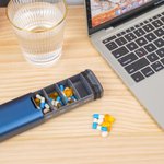 Scatola organizzatrice di pillole settimanale personalizzata per 7 giorni con nome inciso Regalo essenziale da viaggio all'aperto per amici di famiglia