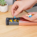 Scatola organizzatrice di pillole settimanale personalizzata per 7 giorni con nome inciso Regalo essenziale da viaggio all'aperto per amici di famiglia