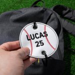 Crochet d'Étiquette Personnalisé avec Nom et Numéro en Balle de Sport Accessoire pour Sac à Dos Bagage de Voyage Cadeau pour les Amoureux du Sport