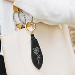 Gepersonaliseerde Geboorte Bloem Sterke Magnetische Leren Naam Hoed Clip met Gouden Gesp Reis accessoire Gift voor Vrouwen