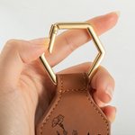 Gepersonaliseerde Geboorte Bloem Sterke Magnetische Leren Naam Hoed Clip met Gouden Gesp Reis accessoire Gift voor Vrouwen
