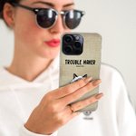 Personalisierte Trouble Maker Haustier Thema TPU Slim Phone Case mit Namen und Wandfliese Hintergrund Geschenk für Hund Katze Liebhaber
