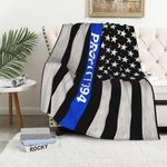 Gepersonaliseerde Blauwe Dunne Lijn Gestreepte Zachte Deken van de Amerikaanse Vlag met Naam Pensioen Afstudeercadeau voor Politieagent