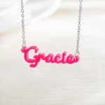 Personalizado acrílico rosa nombre collar de moda chica colgante de joyería multicolor disponible regalo de cumpleaños para ella