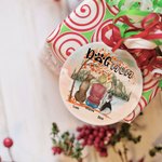 Ornement personnalisé en céramique avec fond de feuille d'érable rouge pour maman ou papa chien Cadeau d'anniversaire pour amoureux des chiens