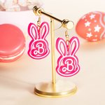 Orecchini pendenti personalizzati in acrilico con iniziale rosa per bambole, regalo di Pasqua per bambine.