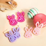 Orecchini pendenti personalizzati in acrilico con iniziale rosa per bambole, regalo di Pasqua per bambine.