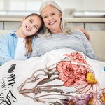 Spersonalizowany koc polarowy z bukietem kwiatów z imieniem i rokiem Motyw ogrodowy Prezent urodzinowy dla mamy i babci