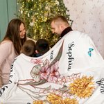 Spersonalizowany koc polarowy z bukietem kwiatów z imieniem i rokiem Motyw ogrodowy Prezent urodzinowy dla mamy i babci