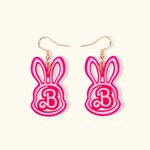 Orecchini pendenti personalizzati in acrilico con iniziale rosa per bambole, regalo di Pasqua per bambine.