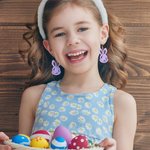 Orecchini pendenti personalizzati in acrilico con iniziale rosa per bambole, regalo di Pasqua per bambine.