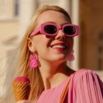 Orecchini pendenti personalizzati in acrilico con iniziale rosa per bambole, regalo di Pasqua per bambine.