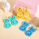 Orecchini pendenti personalizzati in acrilico con iniziale rosa per bambole, regalo di Pasqua per bambine.