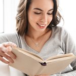 Collier de Livre Personnalisé avec Fleur de Naissance Cadeau d'Anniversaire pour l'Enseignant Amoureux des Livres