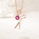Collar personalizado de tijeras delicadas con piedra de nacimiento y disco de iniciales Regalo de graduación de cumpleaños para peluqueros Amantes de 
