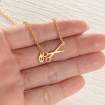 Collar personalizado de tijeras delicadas con piedra de nacimiento y disco de iniciales Regalo de graduación de cumpleaños para peluqueros Amantes de 