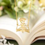 Collier de Livre Personnalisé avec Fleur de Naissance Cadeau d'Anniversaire pour l'Enseignant Amoureux des Livres