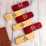 Set di penne a sfera in legno personalizzate con monogramma inciso Compleanno Laurea Regalo per l'ufficio per insegnante medico studente